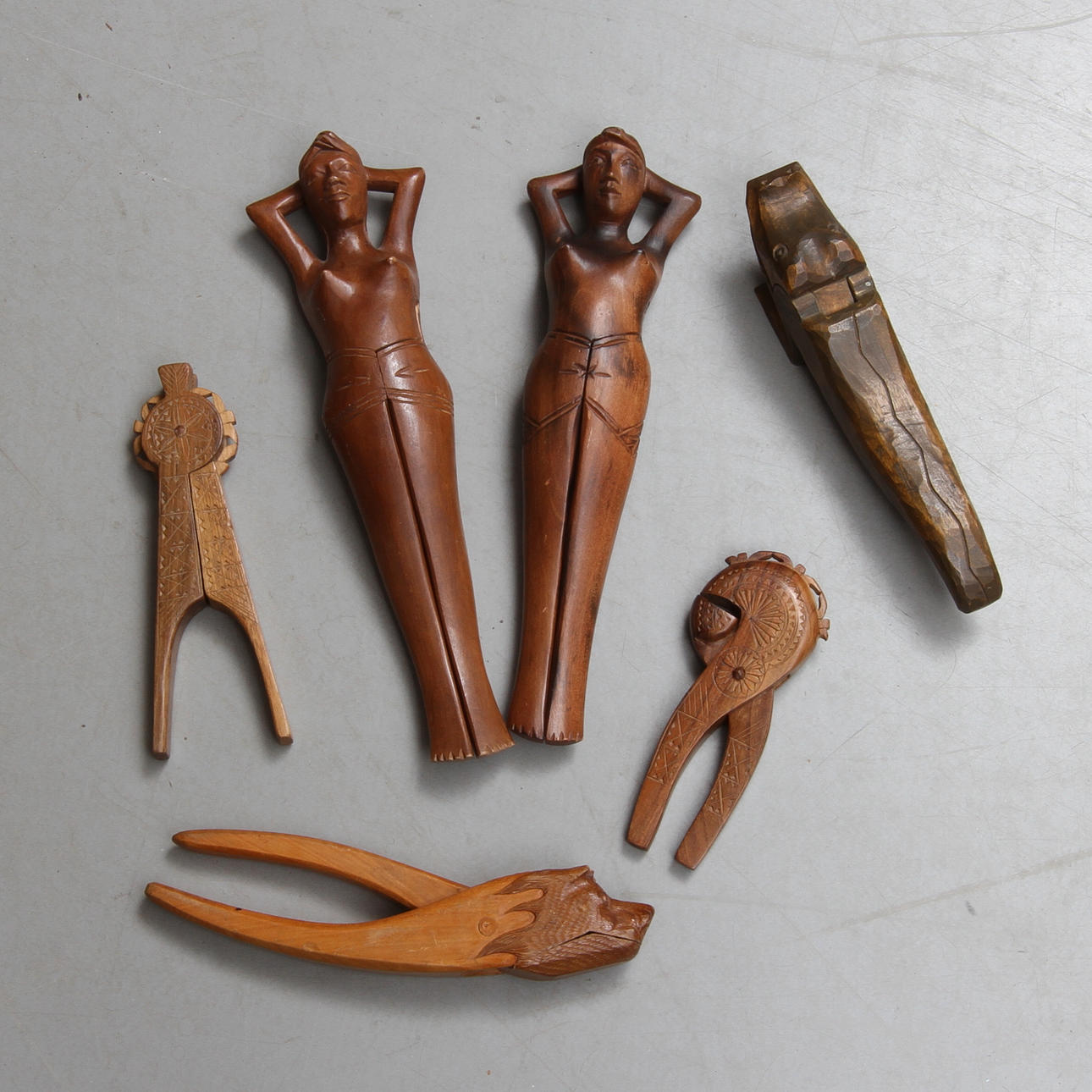 NÖTKNÄPPARE, 6 st, skuret trä, bla. krokodil.