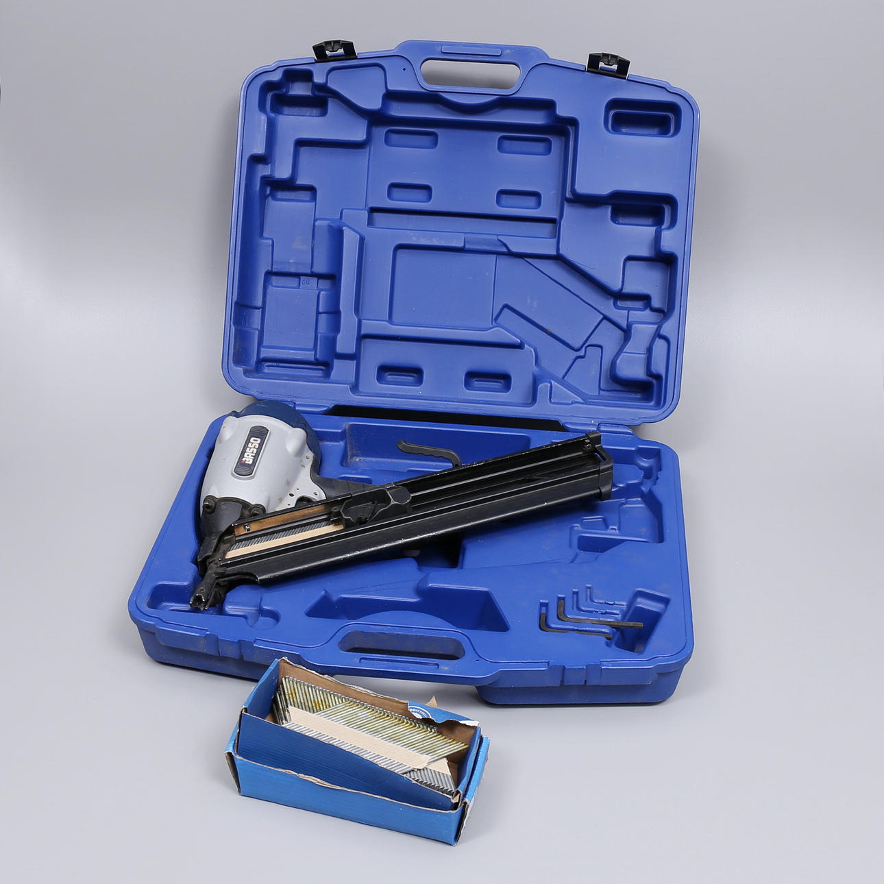 SPIKPISTOL, Basso, med SPIK.