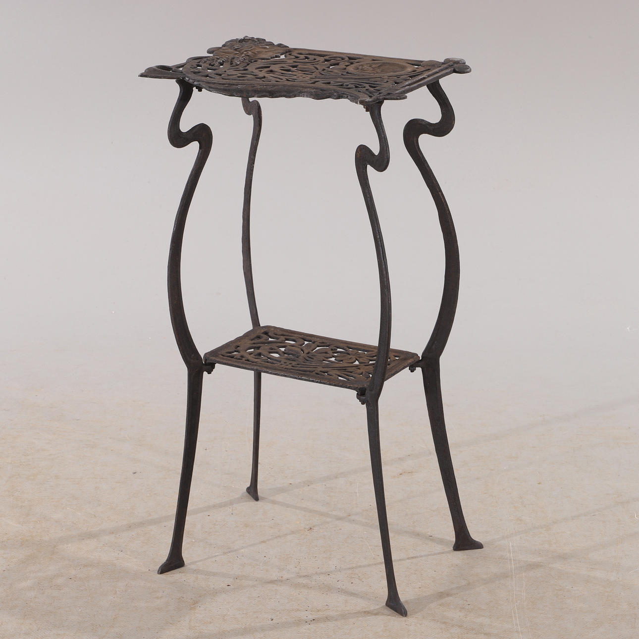 BLOMSTERBORD, målad gjutjärn, jugendstil.