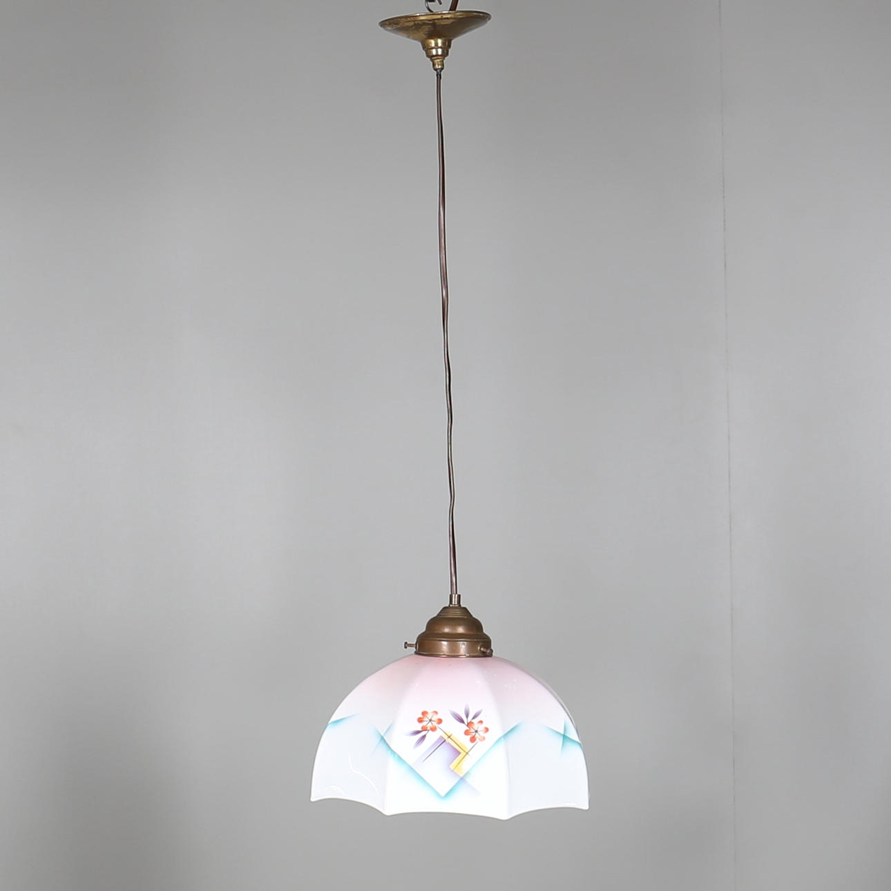 TAKLAMPA. Glas. Metall. Dekor av stiliserade blommor. 1930-tal.