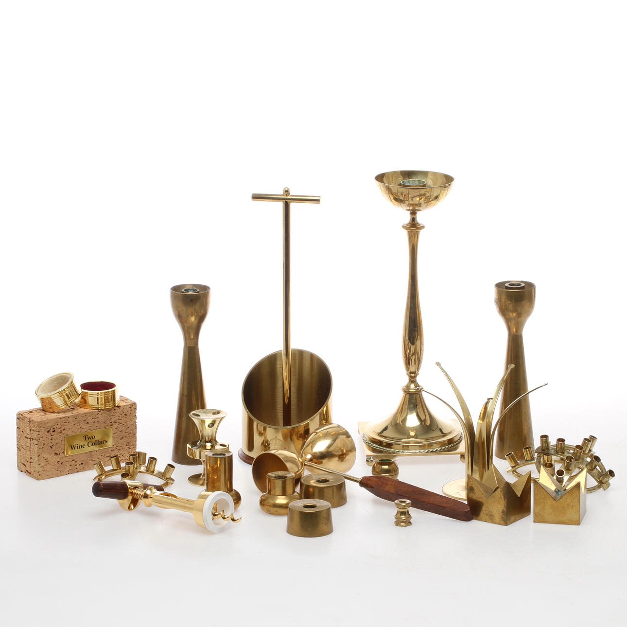 PARTI MÄSSING MED MERA, 20 delar, mestadels ljusstakar, bland annat Pierre Forsell, Skultuna, Gunnar Ander, Ystad metall, 1900-tal.