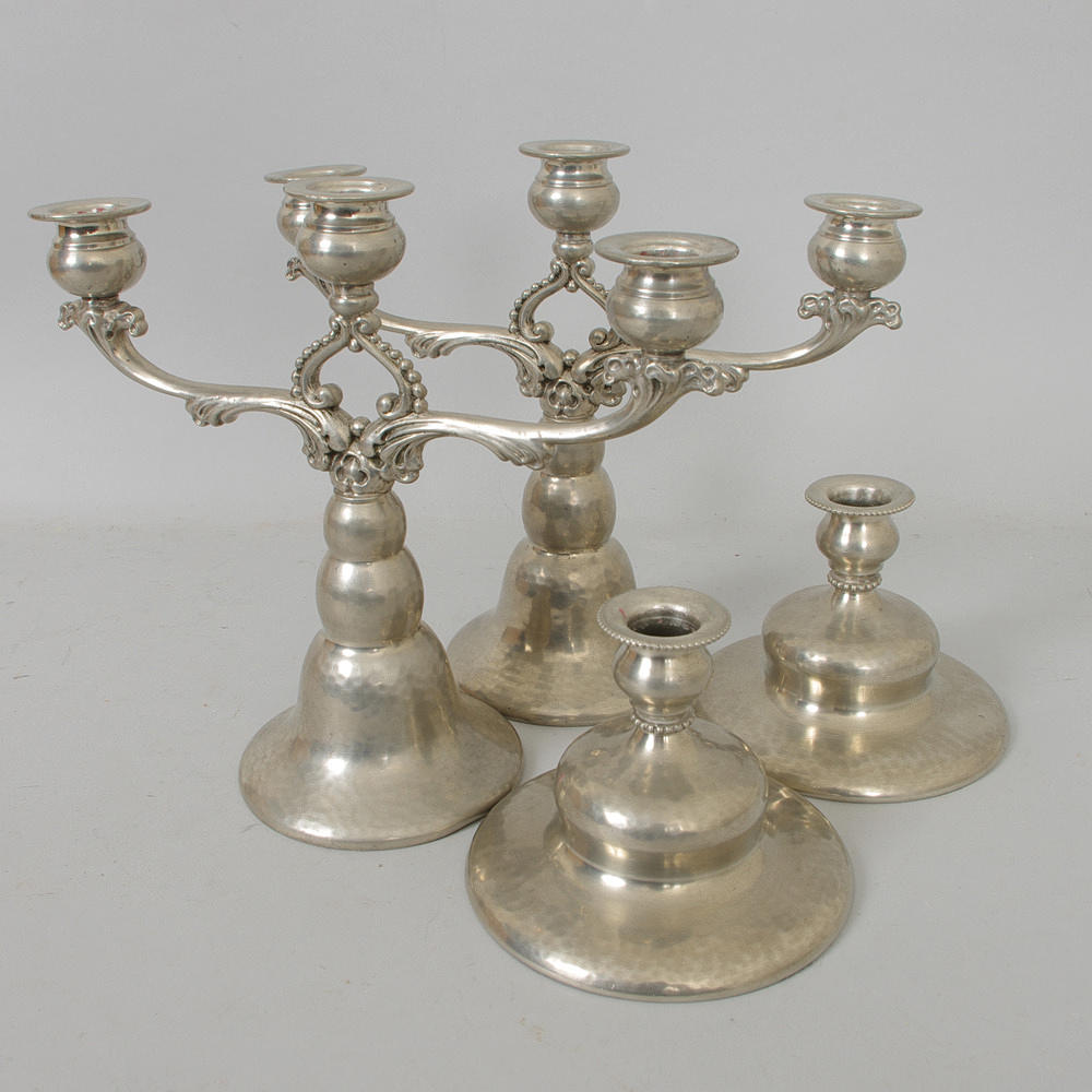 1 PAR KANDELABRAR SAMT 1 PAR LJUSSTAKAR, tenn, Norge.