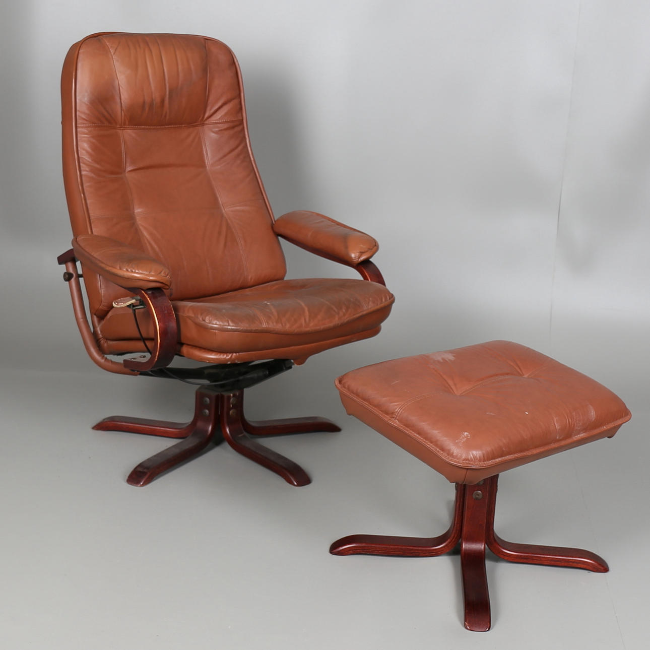 SNURRFÅTÖLJ i med fotpall i skinn, 1970-tal.