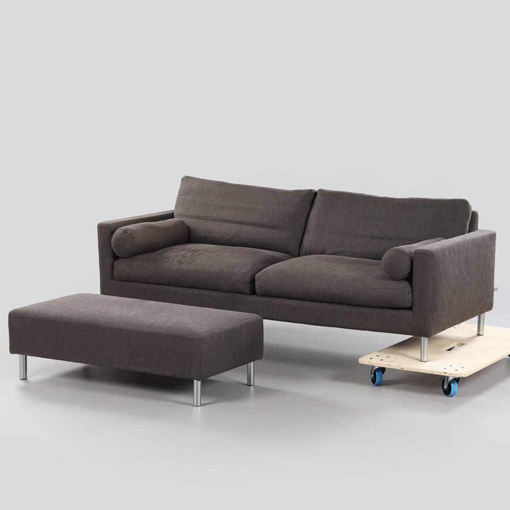 EILERSEN, sohva Nostin jalustalla.