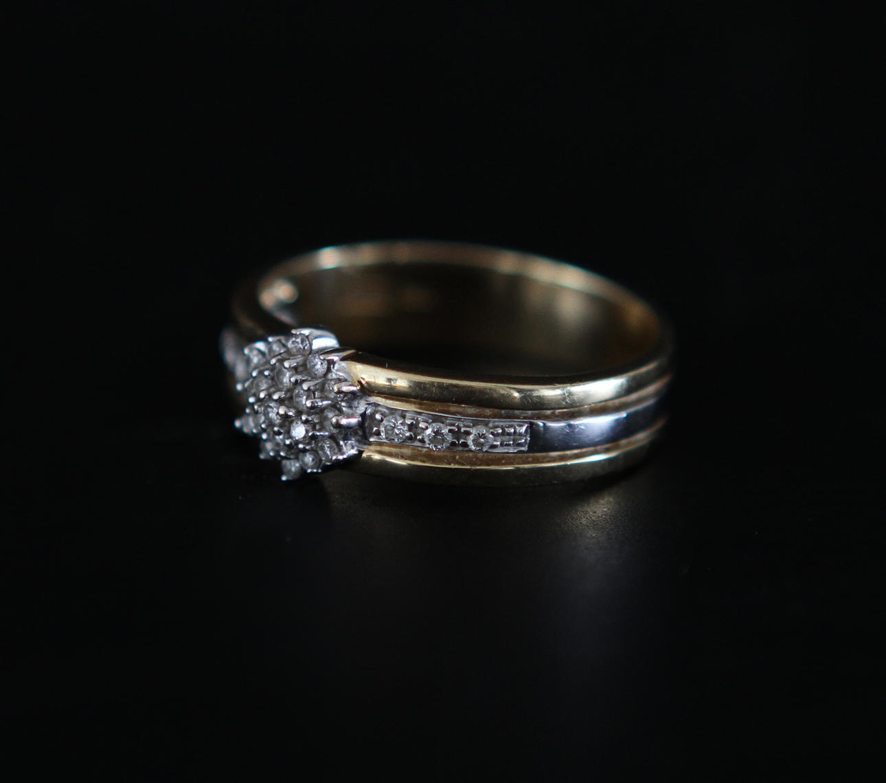 RING, 18k guld med 25 st diamanter, 6,4 gram.