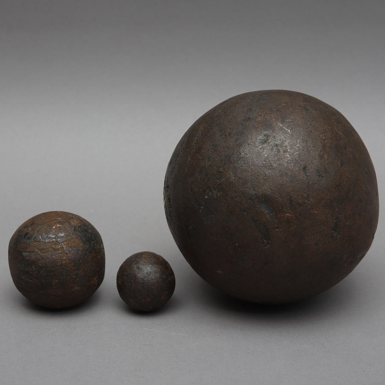 KULOR, 3 st, järn, kanonkula & druvhagel.