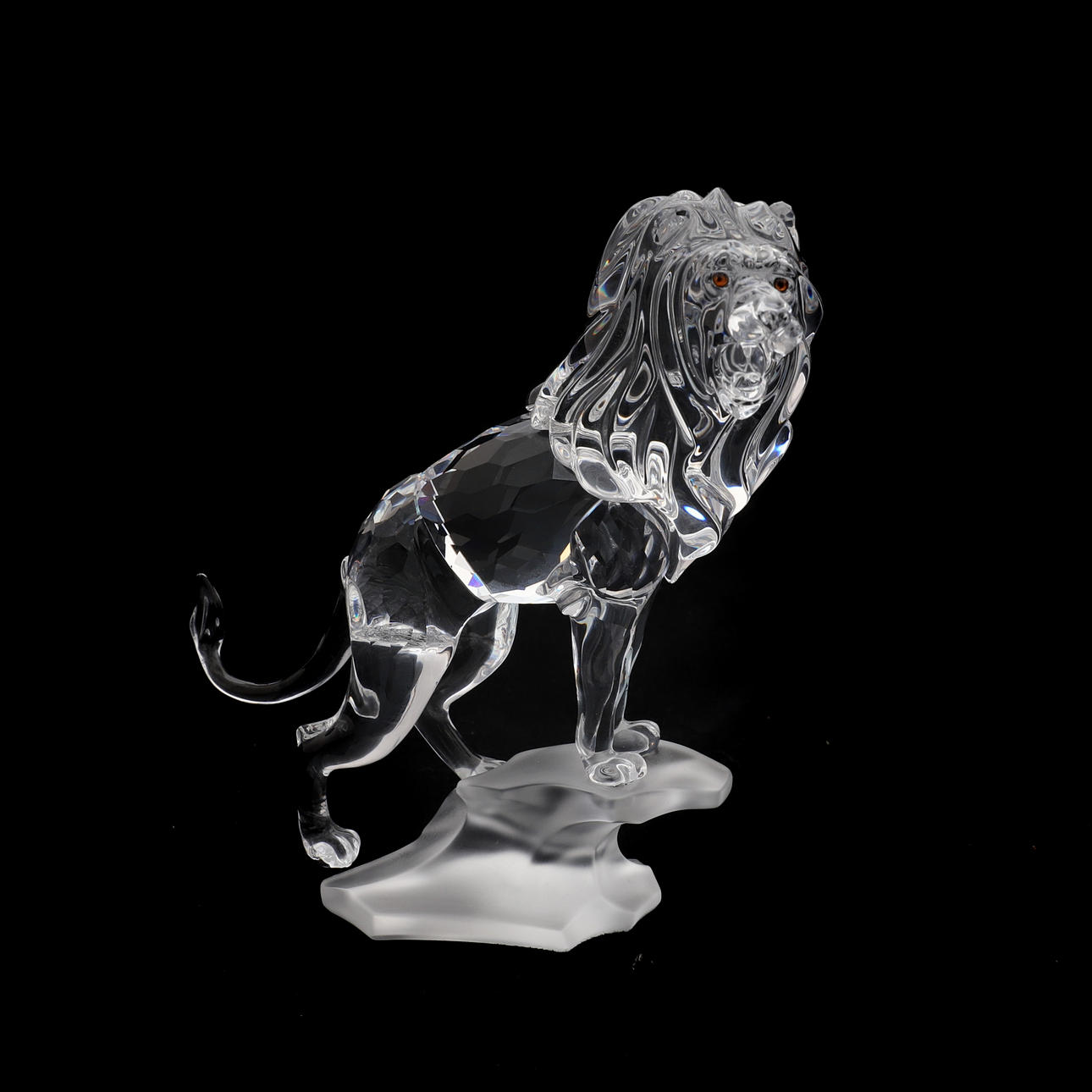 SWAROVSKI: LÖWE, DER AUF EINEM FELSEN STEHT.