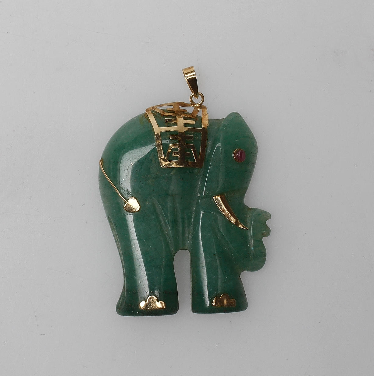 HÄNGE, 14k guld samt möjligen jade. Kina, 1900-talets senare del.