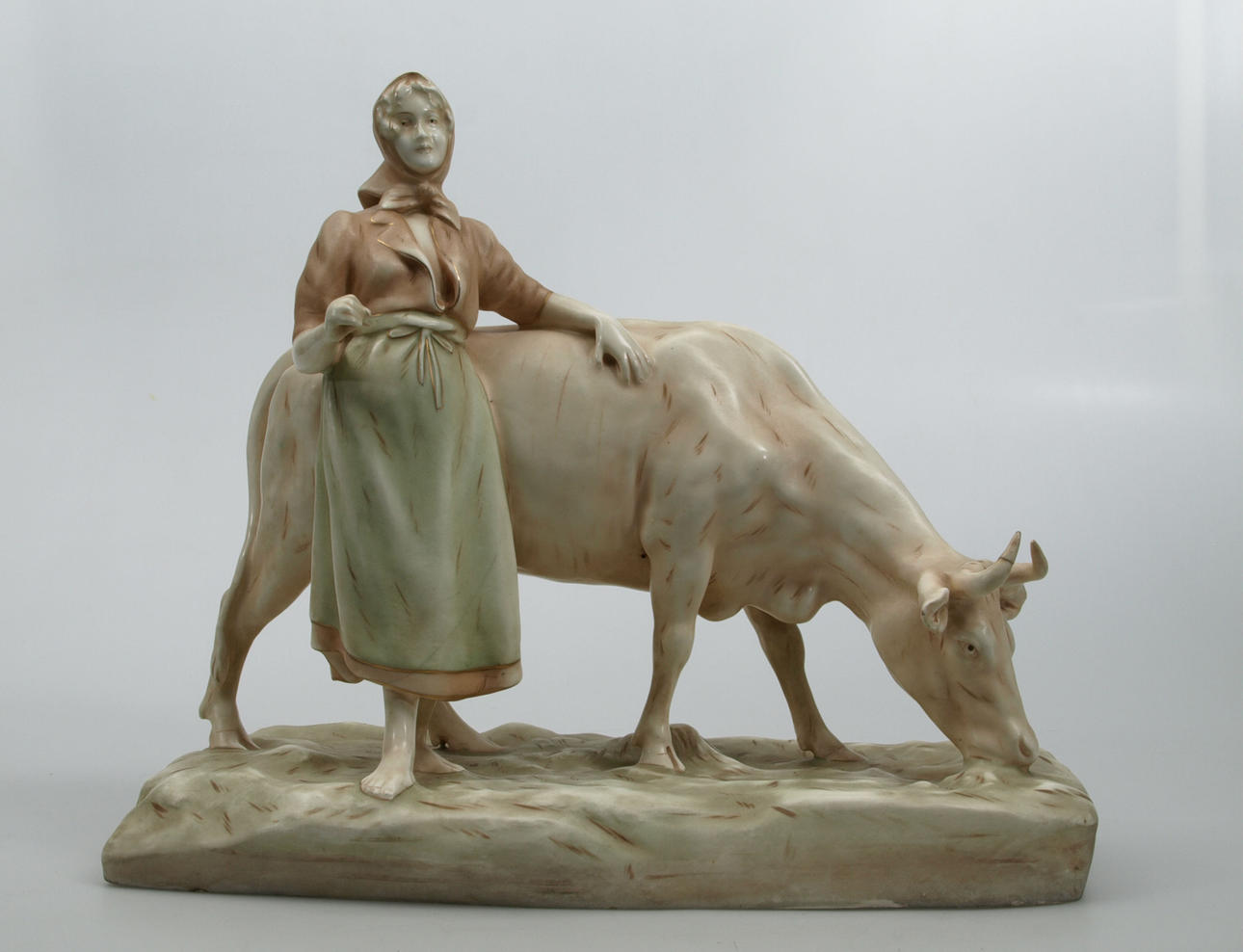 FIGURIN, porslin, Kvinna med ko, 1900-talets första hälft.
