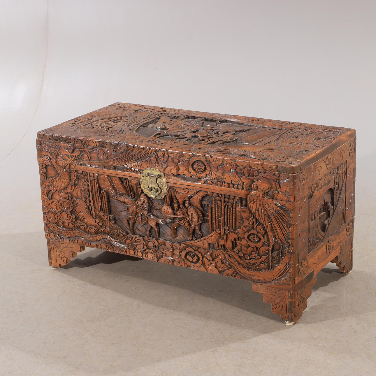 KAMFERKISTE, udskåret træ med lås og nøgle.