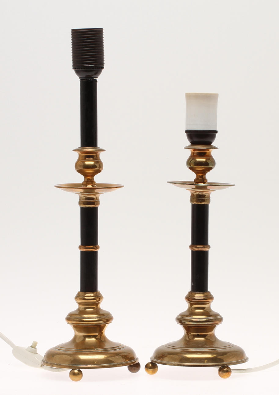 LJUSSTAKAR 1 par, mässing, barockstil, Torsahammars verkstad/ Åkerberg & Hellström Metallaktiebolag, modell 105. 1900-talets första hälft.