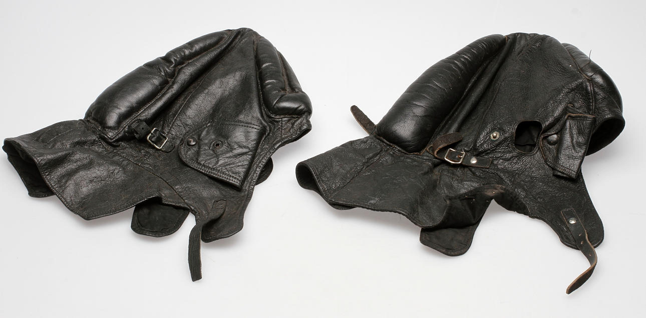 LÄDERHJÄLMAR, 2 st, 1900-talets början.