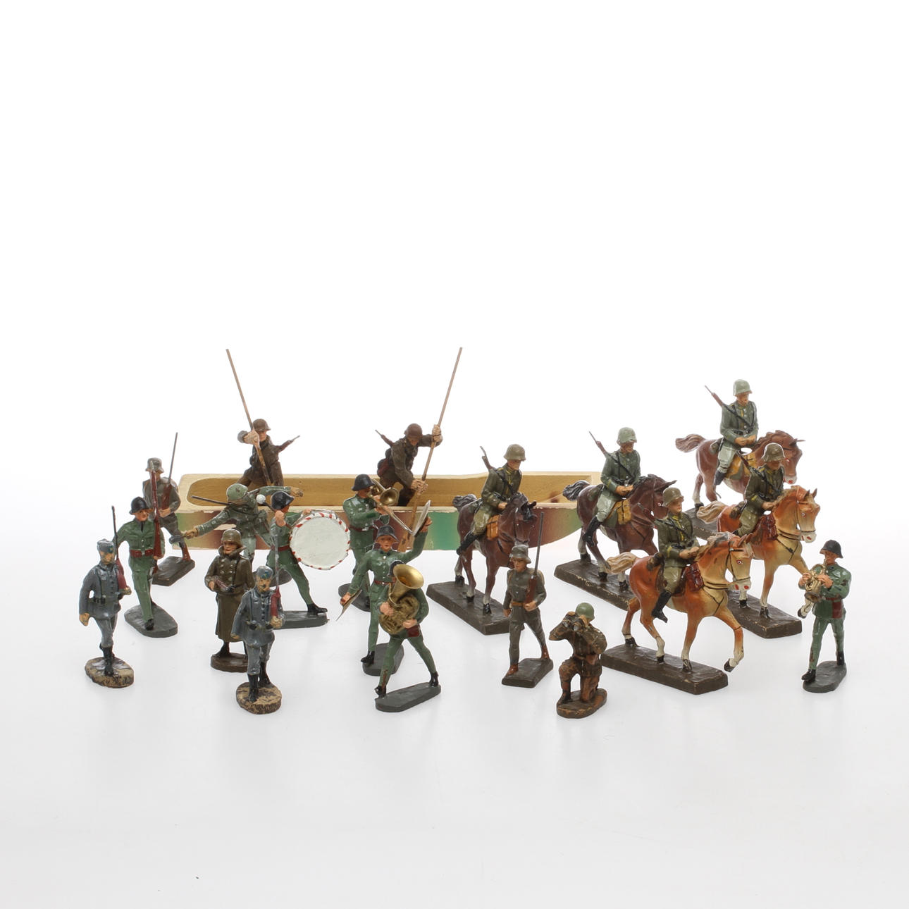 ELASTOLIN BÅT i TRÄ, 5 ryttare till häst och 15 soldater till fots.