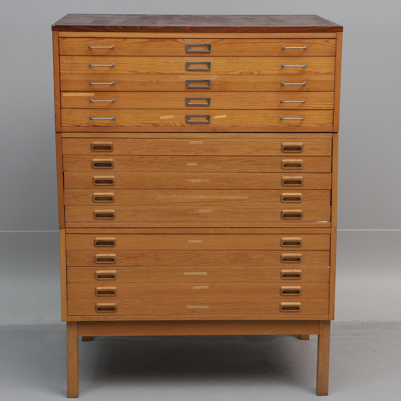 ARKIVHURTS/ARKITEKTSKÅP, tre sektioner, trä, 1900-talets andra hälft.