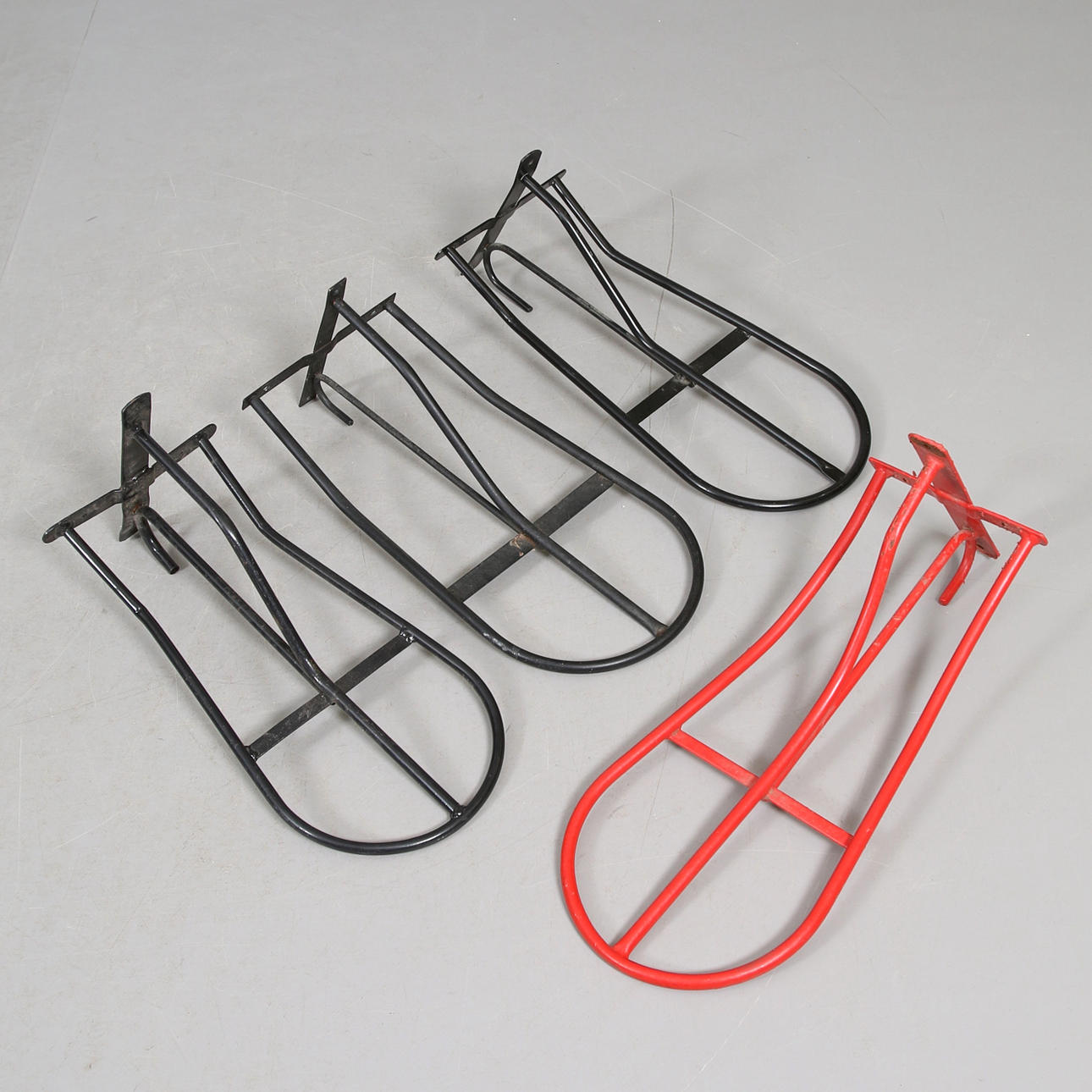 SADELHÅLLARE, 4 st, lackerad metall, bl.a. England.