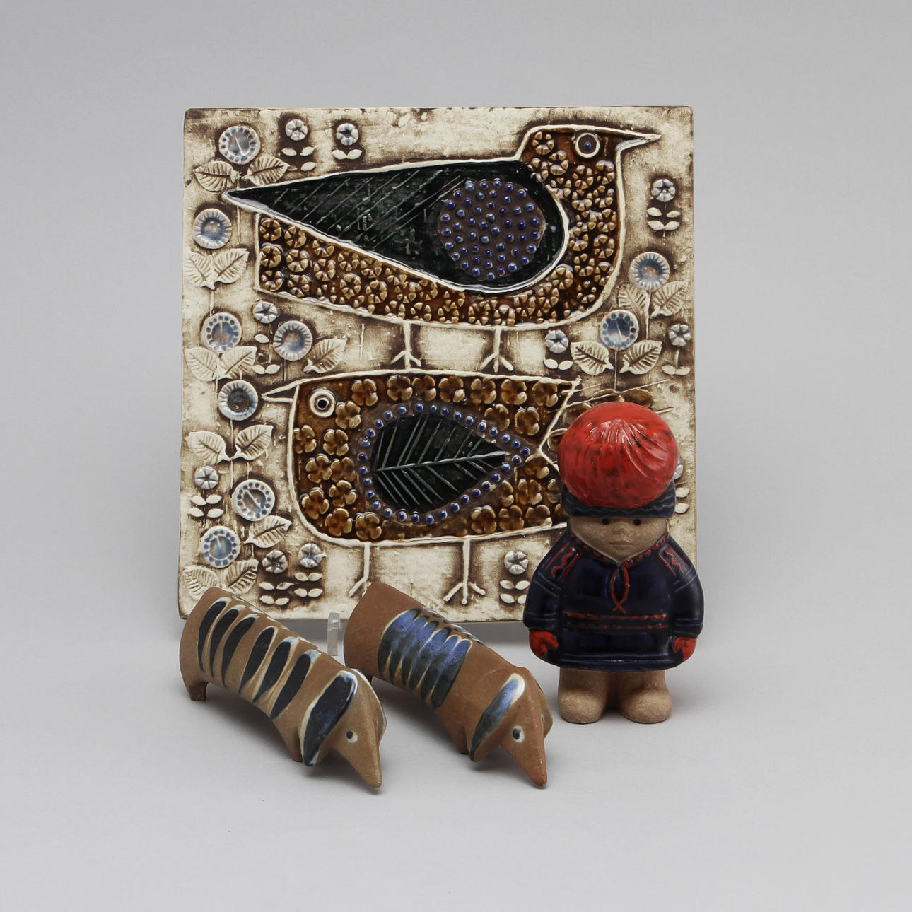 FIGURINER, 3 st samt VÄGGPLAKETT, stengods, Lisa Larson.