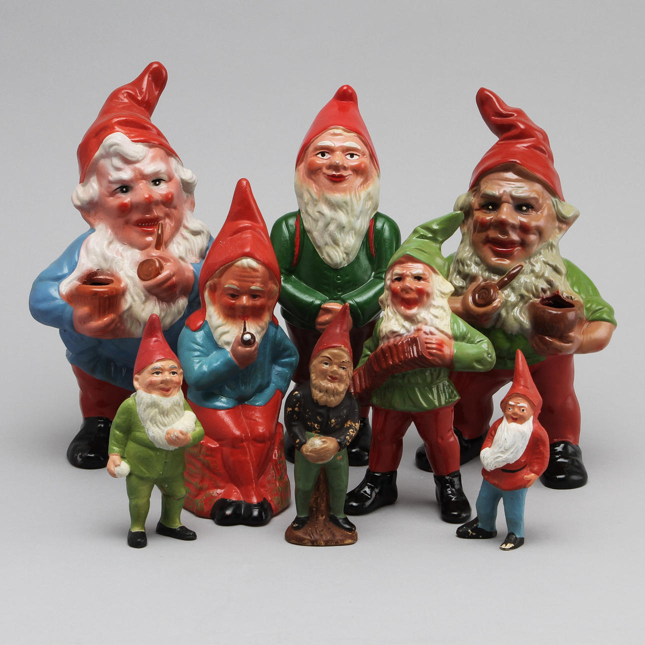 FIGURINER. 8 st, keramik samt gips.