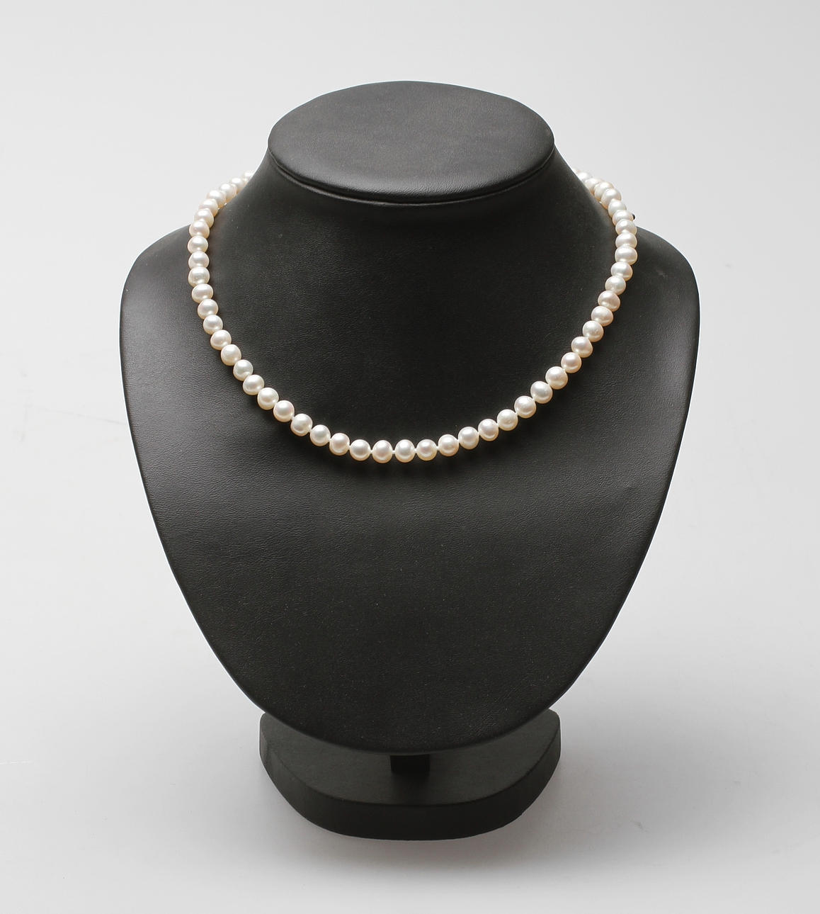 PÄRLCOLLIER, silverlås.