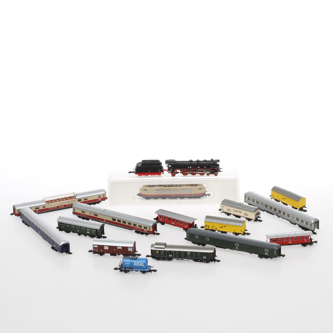 MÄRKLIN mini-club 2 lok, 9 passagerarvagnar och 5 godsvagnar. En originalkartong.