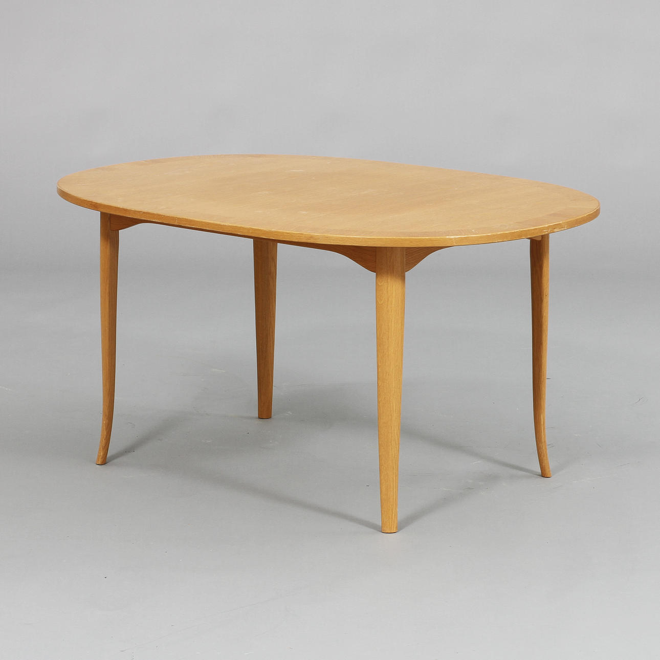 CARL MALMSTEN. Soffbord, ek, "Ovalen".