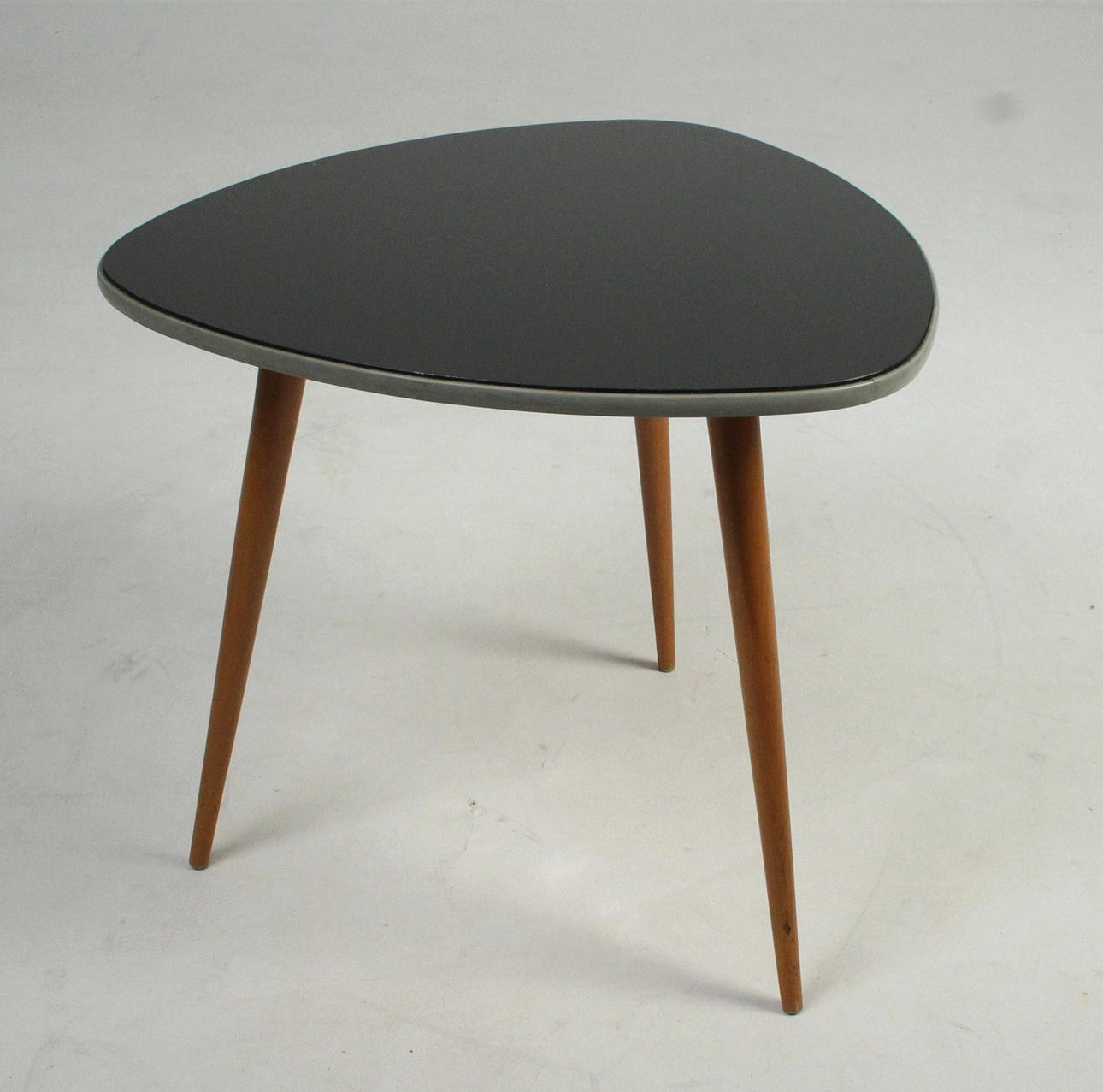 Mesa auxiliar en forma de riñón.