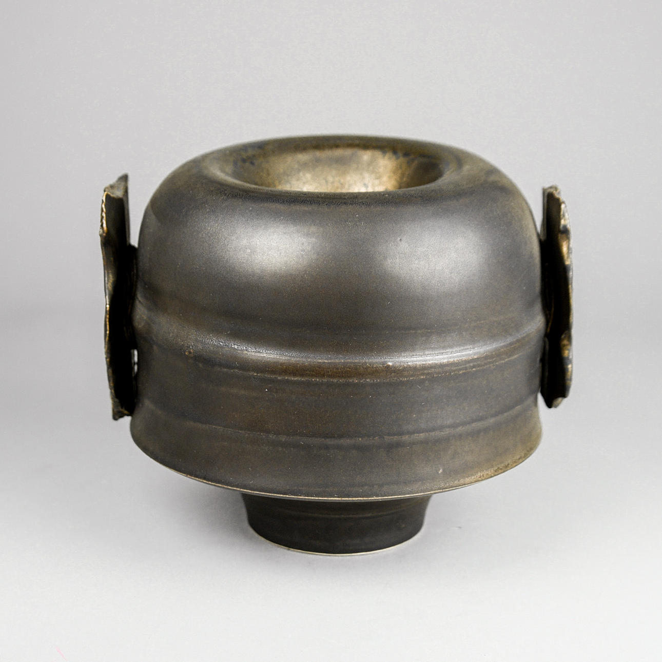 COLIN PEARSON. bevingad vas.