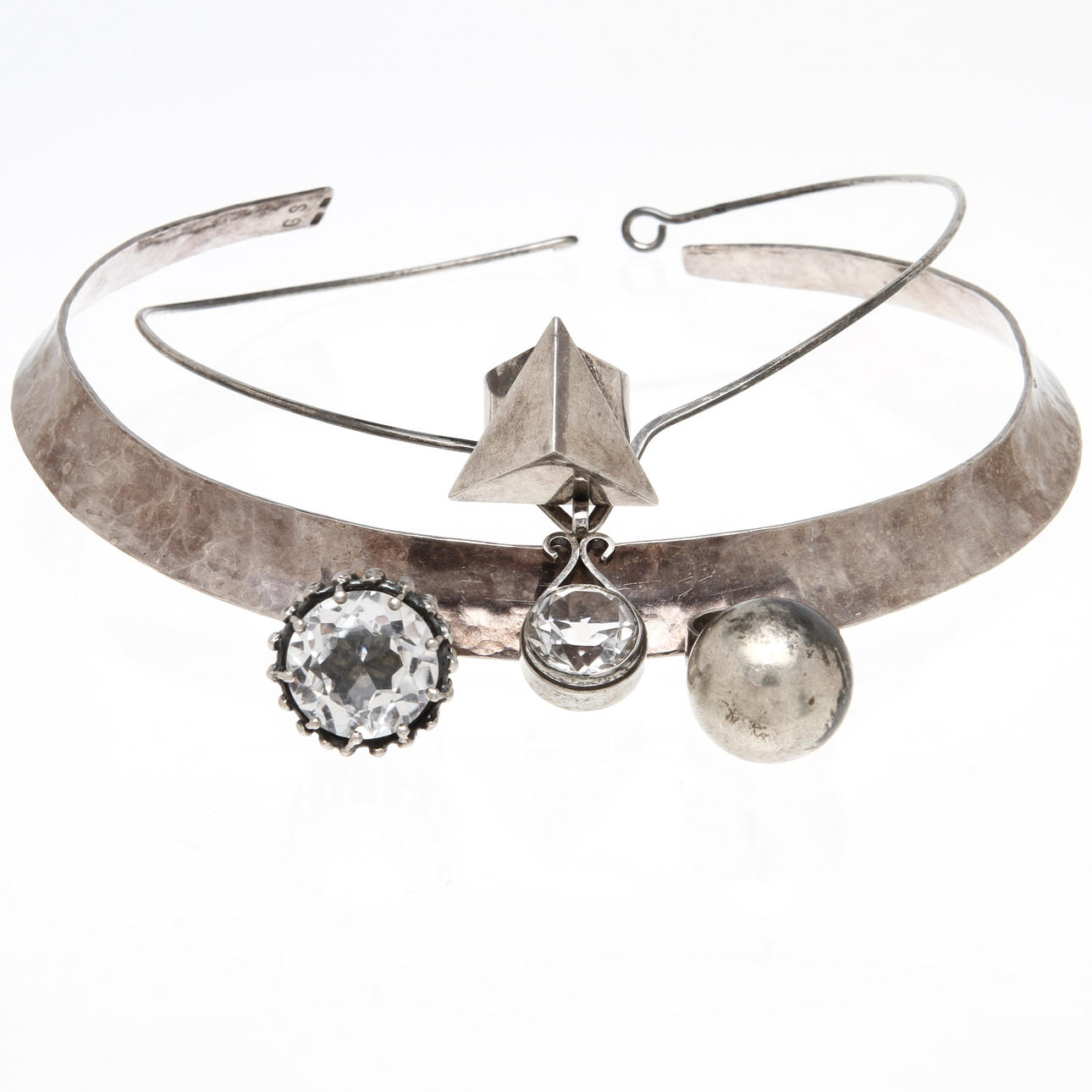 HALSRINGAR, 2 st samt RINGAR, 3 st, silver.