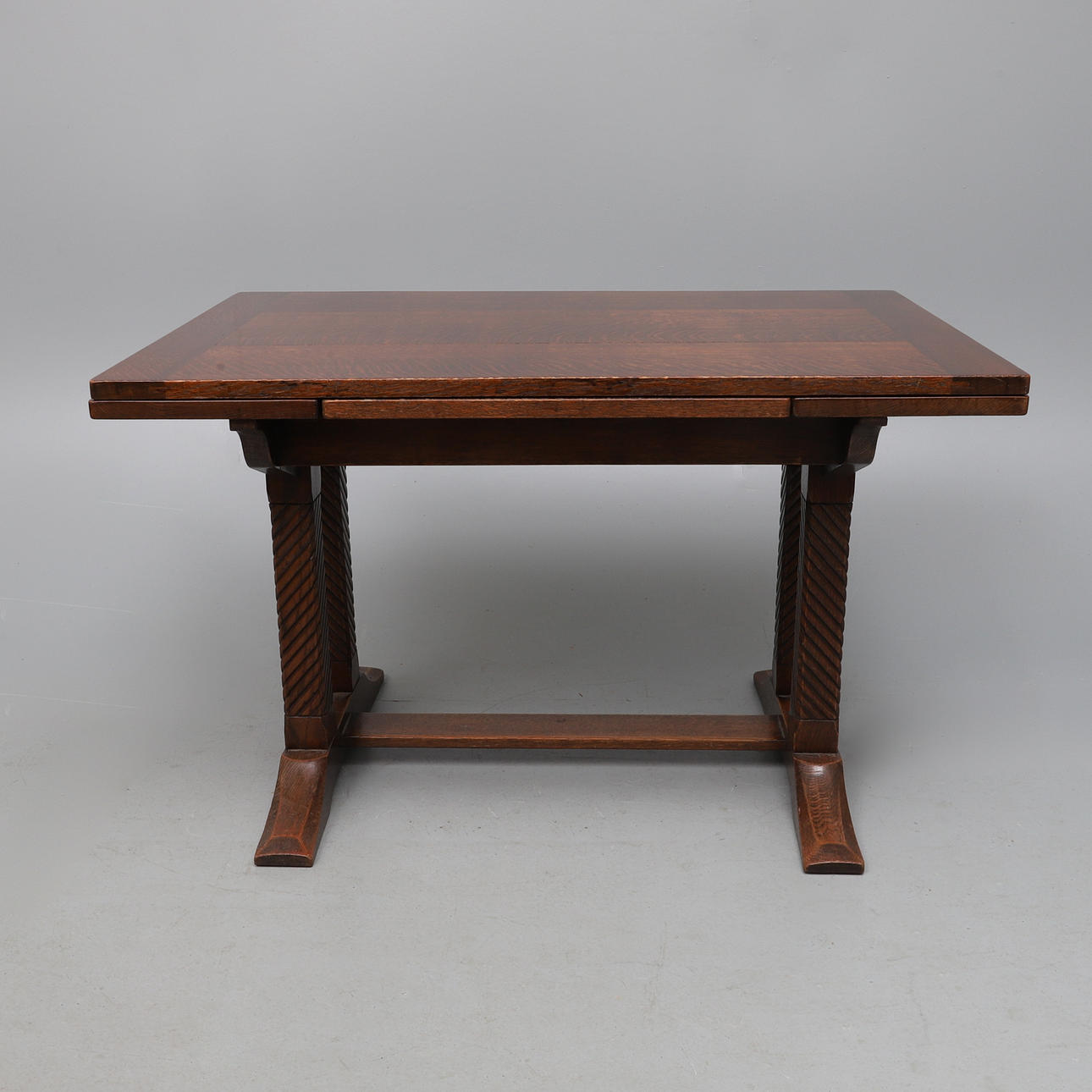 AN OAK DRAW LEAF DINING TABLE, IN 17TH CENTURY STYLE.
