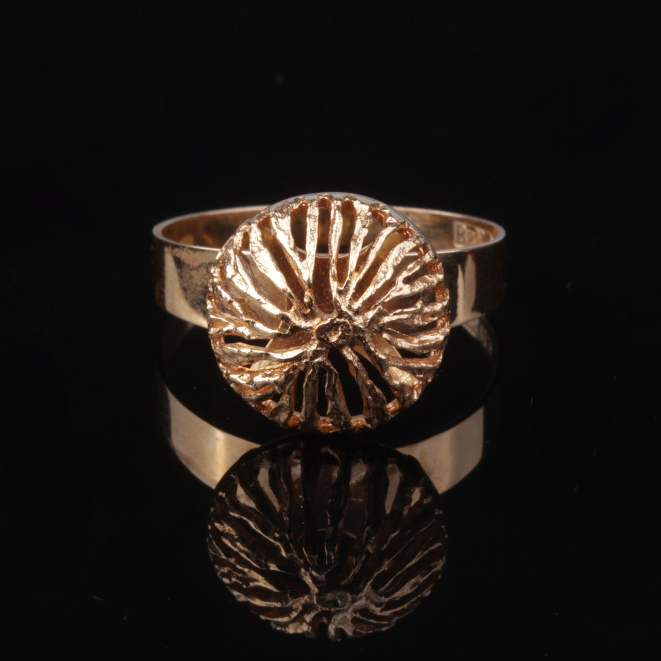 RING, 18k guld, Bengt Hallberg Guldsmeds AB, Köping, 1977, vikt ca 3,89 gram.