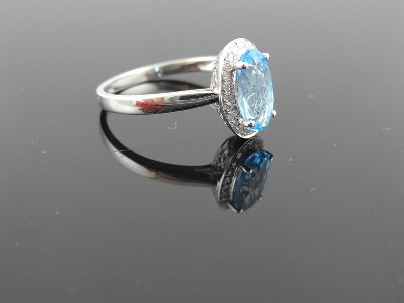 KVINNORS Halo design Topaz/diamantring 1,15cts.