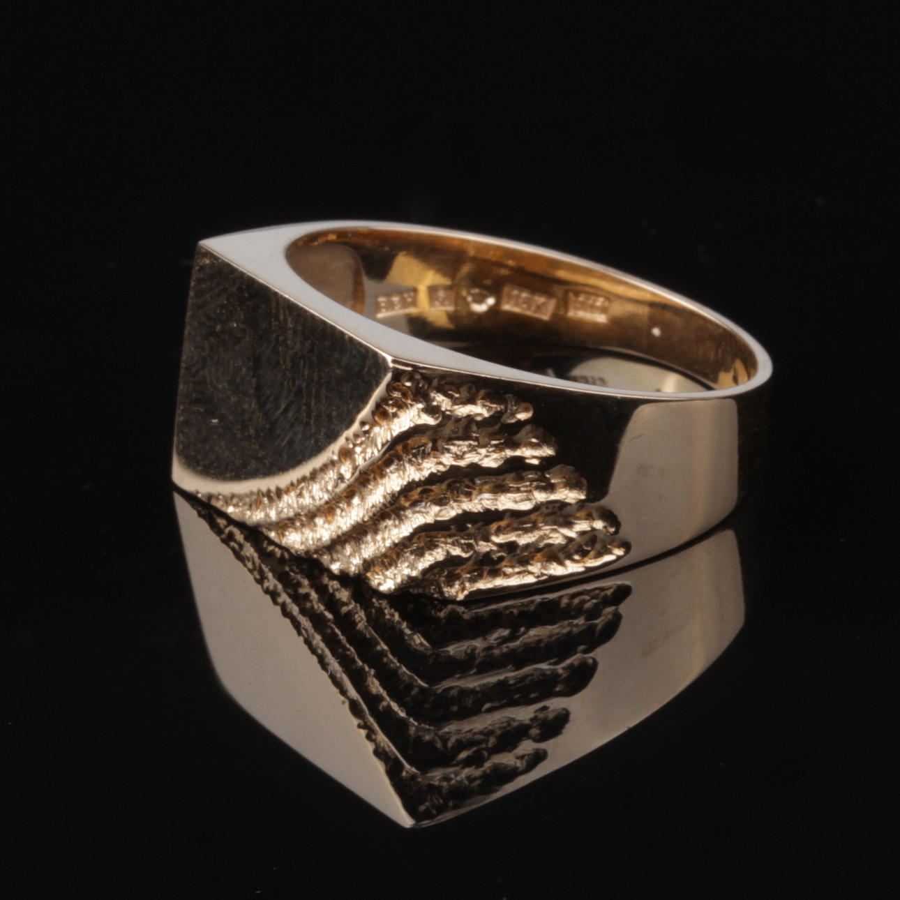 KLACKRING, 18k guld, Bengt Hallberg Guldsmeds AB, Köping, 1992, vikt ca 7,23 gram.