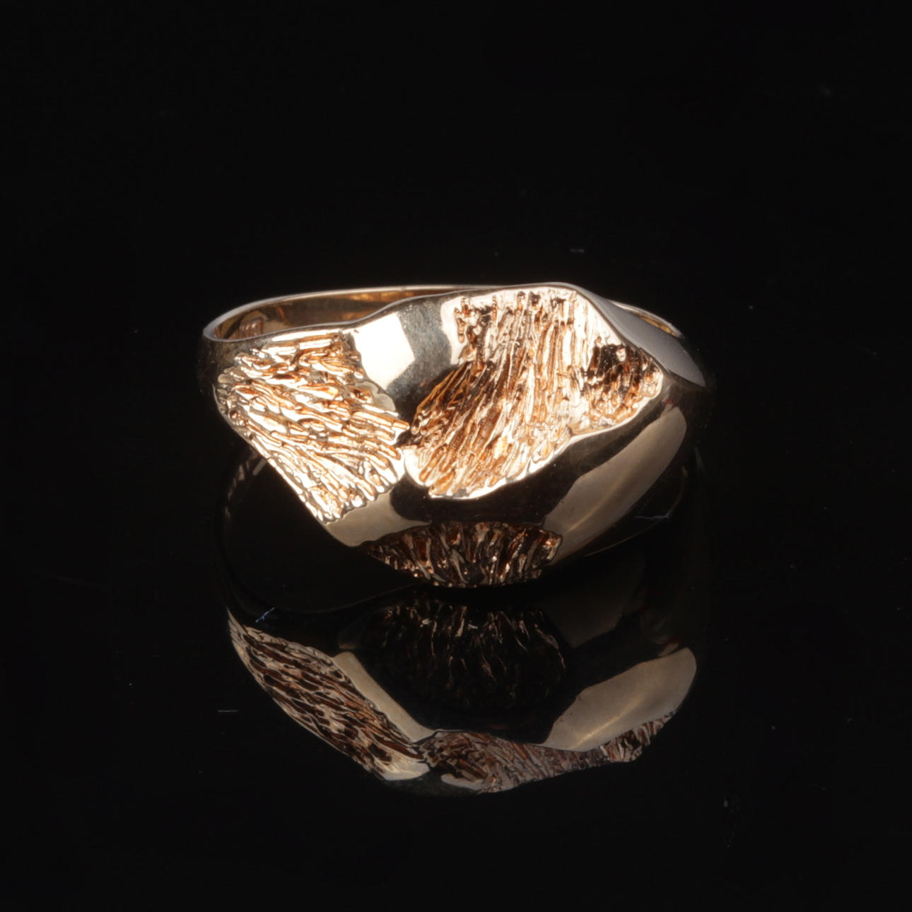 RING, 18k guld, Bengt Hallberg Guldsmeds AB, Köping, 1984, vikt ca 4,76 gram.