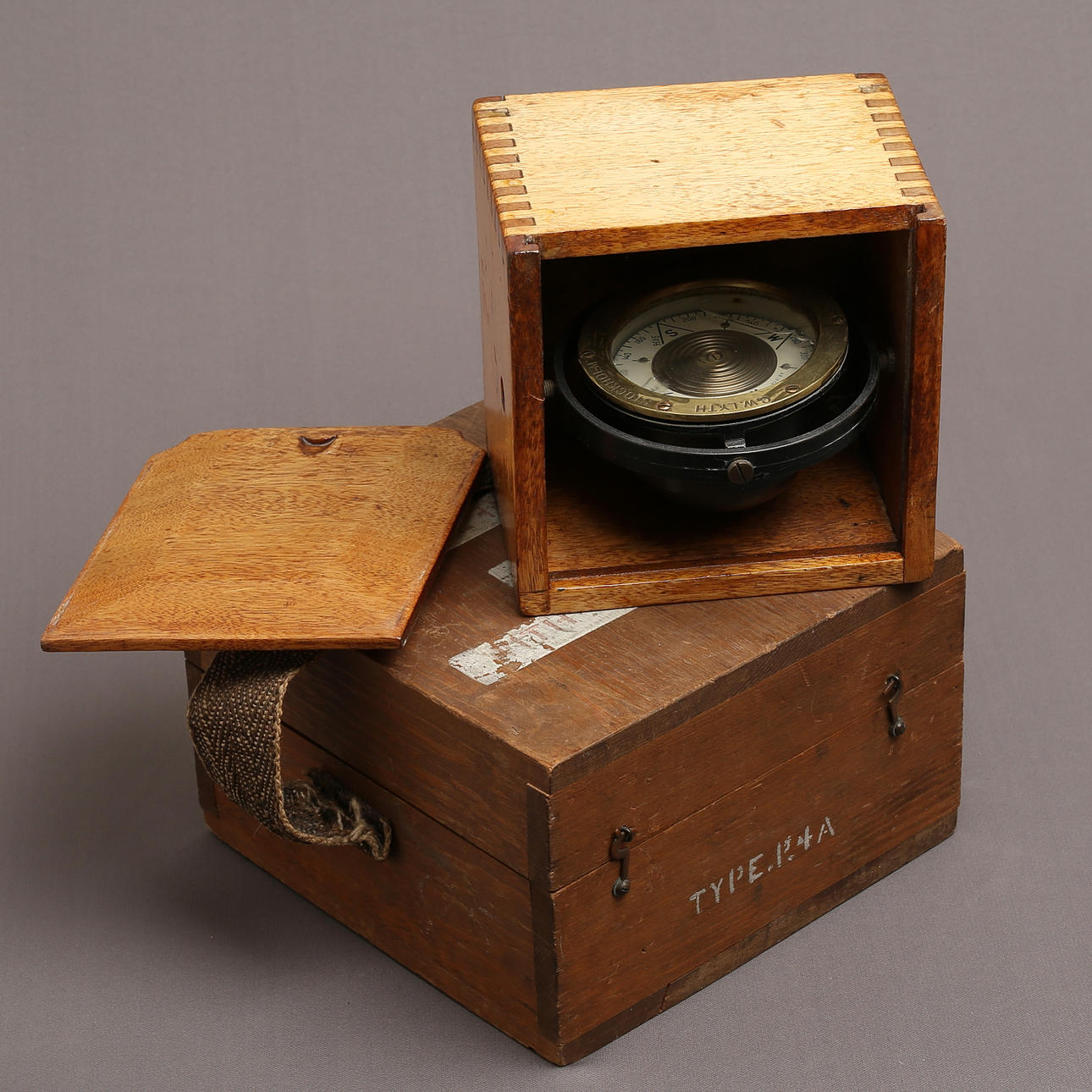 KOMPASSER, 2 st, AB Lyth samt Pioneer, USA.