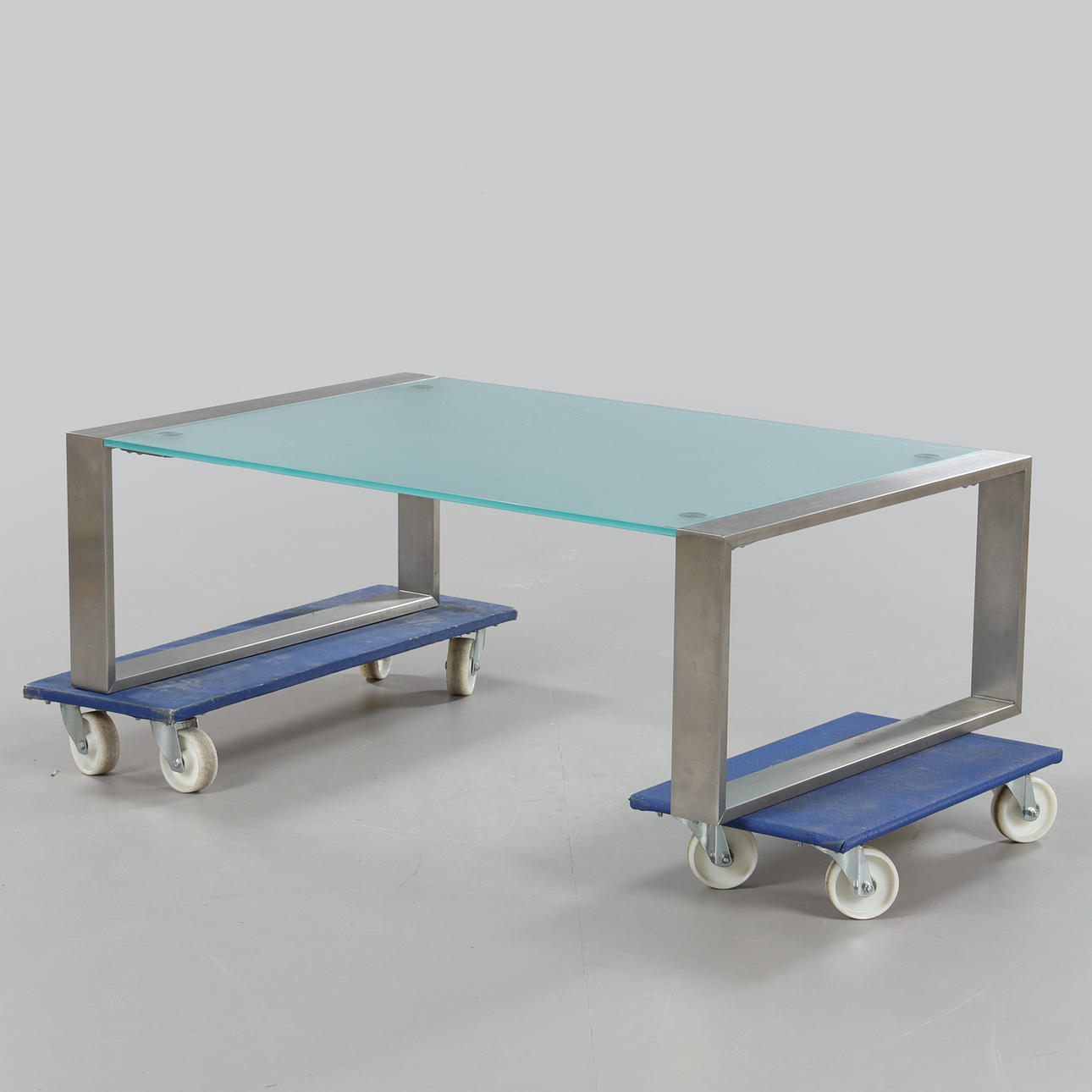 ROLF BENZ, Couchtisch mit Glasplatte, 2000er Jahre.