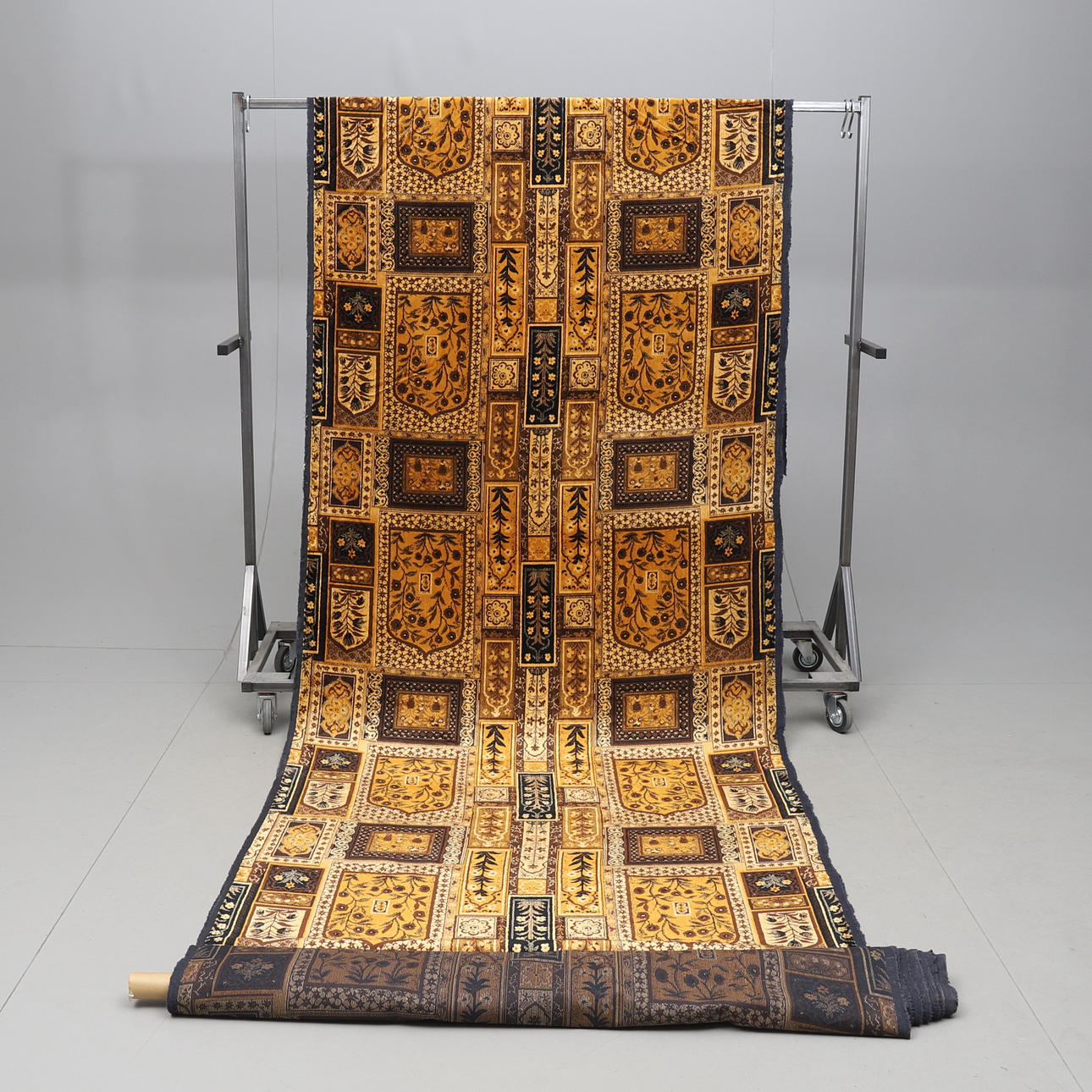 STOFF AUF ROLLE, ca. 710 x 140 cm.