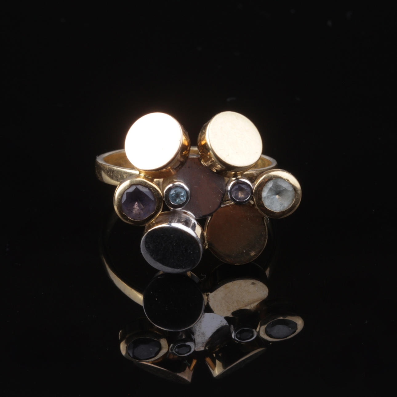 RING, med stenar, 18k guld, vikt ca 5,79 gram.