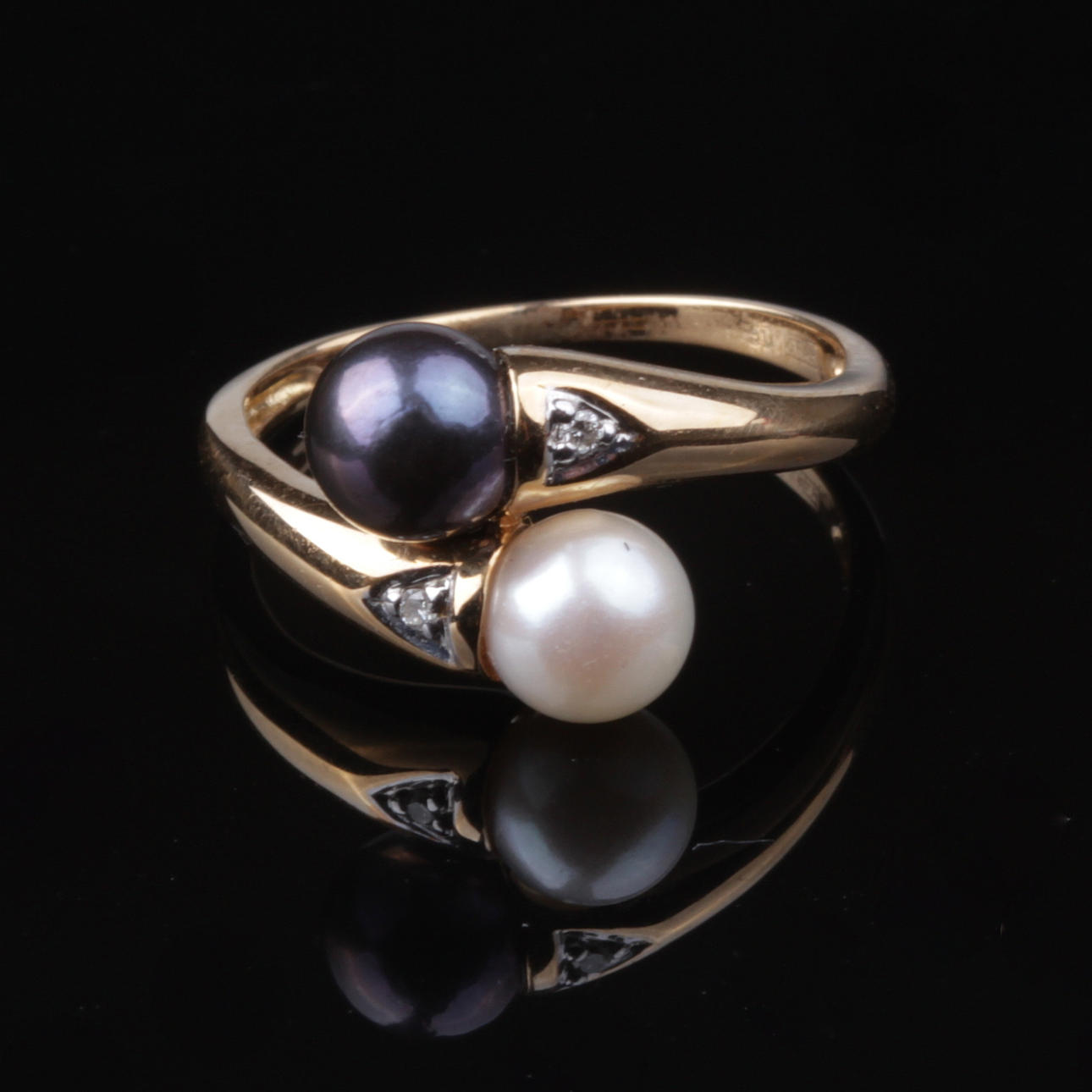 RING, med pärlor och stenar, 18k guld, vikt ca 3,43 gram.