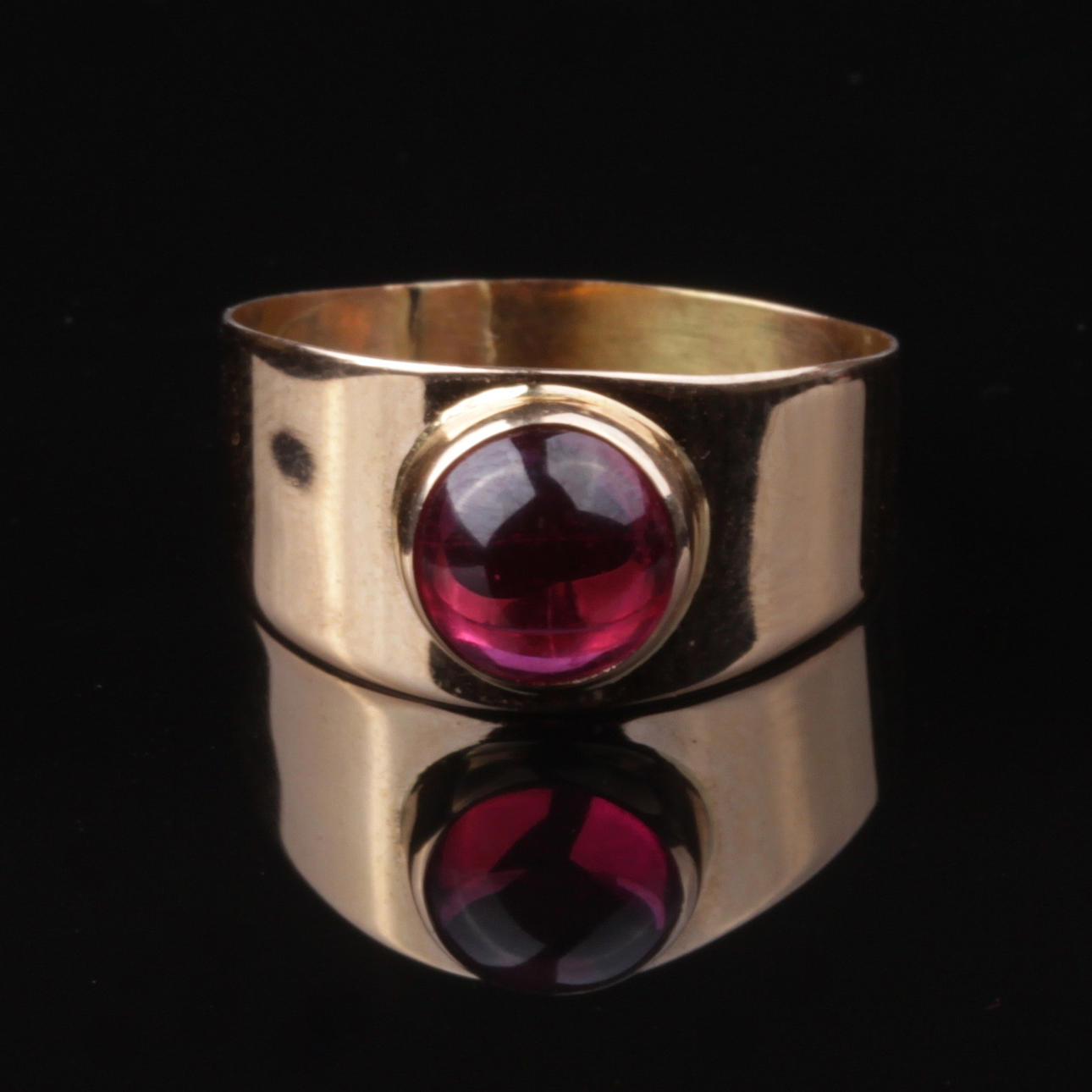 RING, med röd sten, 18k guld, Hedbergs Guld, Dalsjöfors, 1976, vikt ca 2,62 gram.