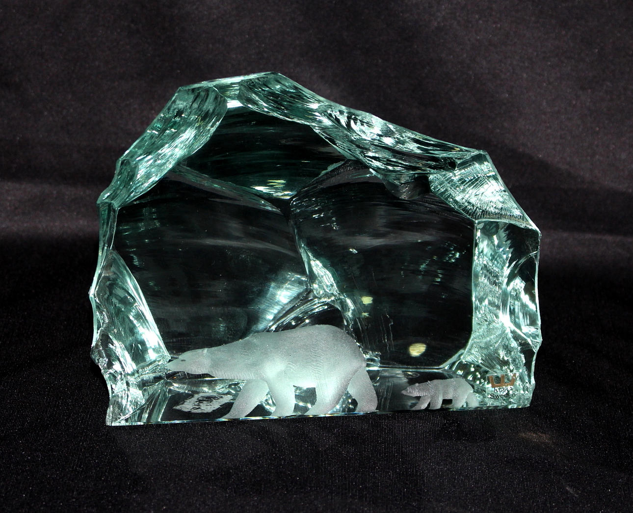 GLASSKULPTUR, glasblock med isbjörnsdekor, Vicke Lindström, Kosta.