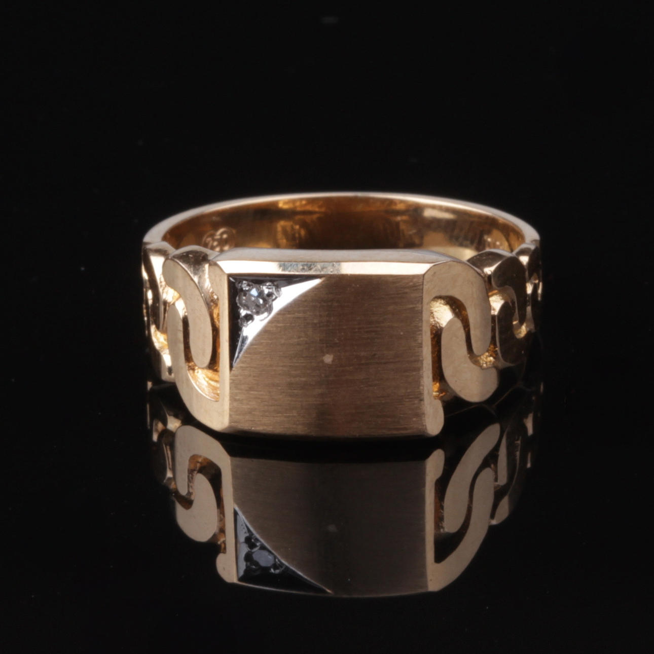 KLACKRING, med diamant, 18k guld, vikt ca 6,62 gram.