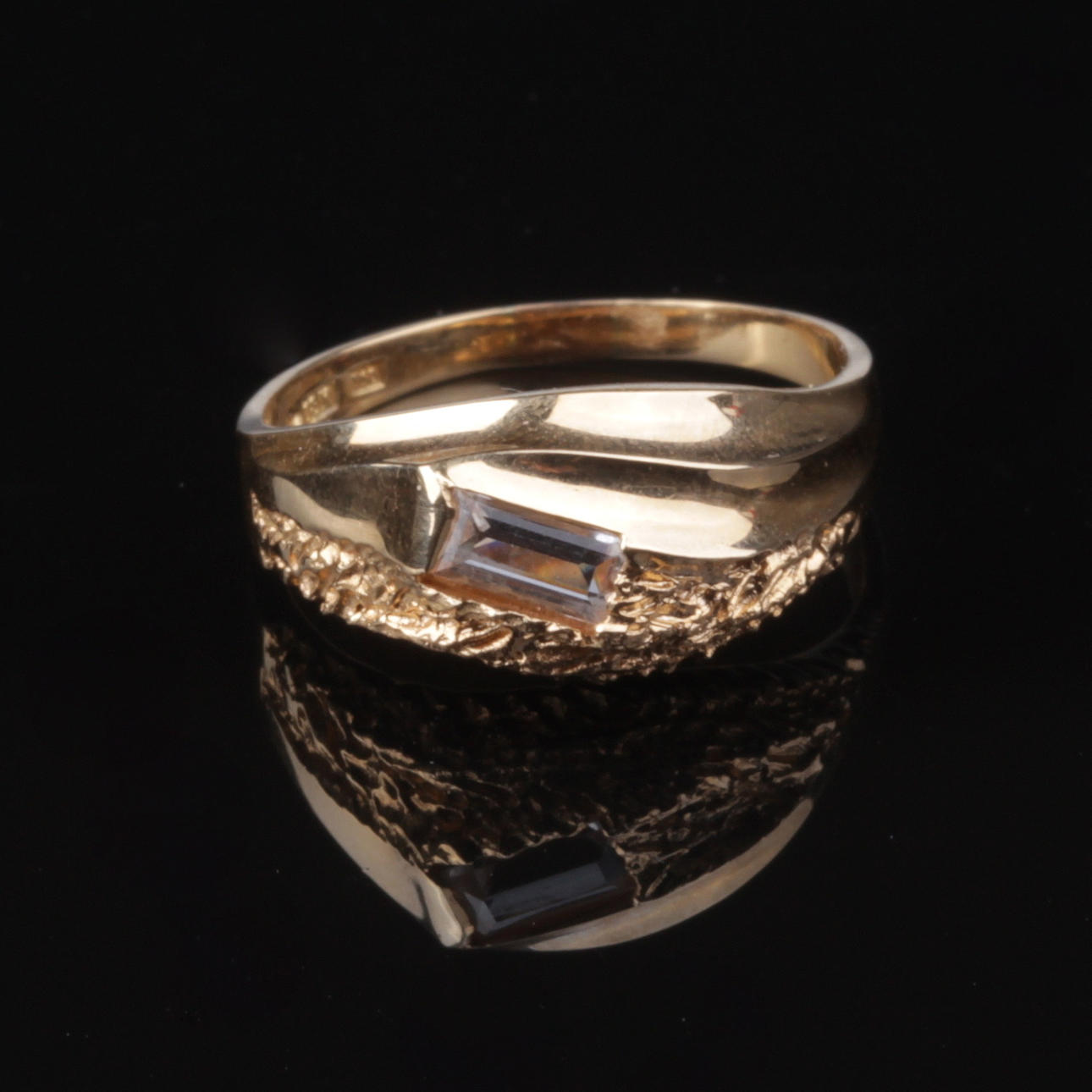 RING, med sten, 18k guld, Bengt Hallberg Guldsmeds AB, Köping, 1993, vikt ca 4,33 gram.