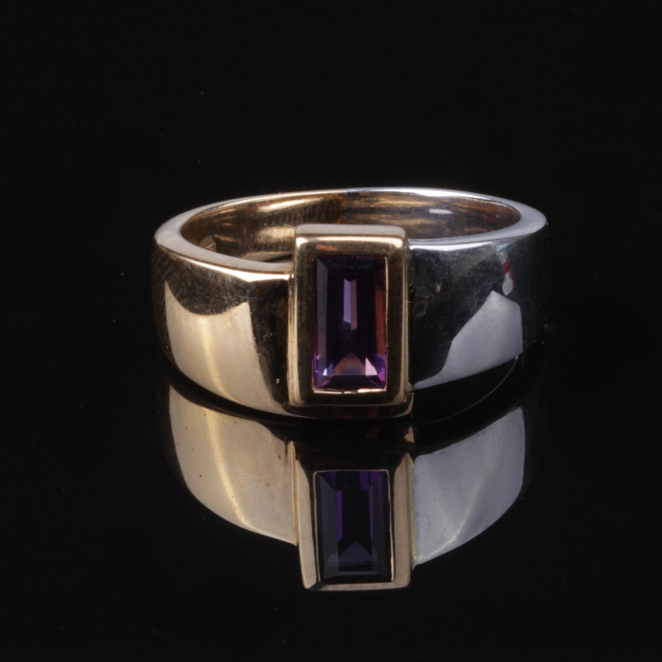 RING, med lila sten, 18k guld/vitguld, vikt ca 8,81 gram.