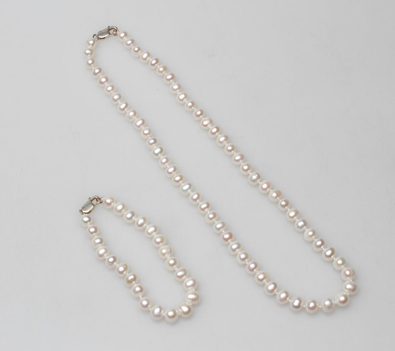 ARMBAND OCH COLLIER, sötvattenodlade pärlor med silverlås.