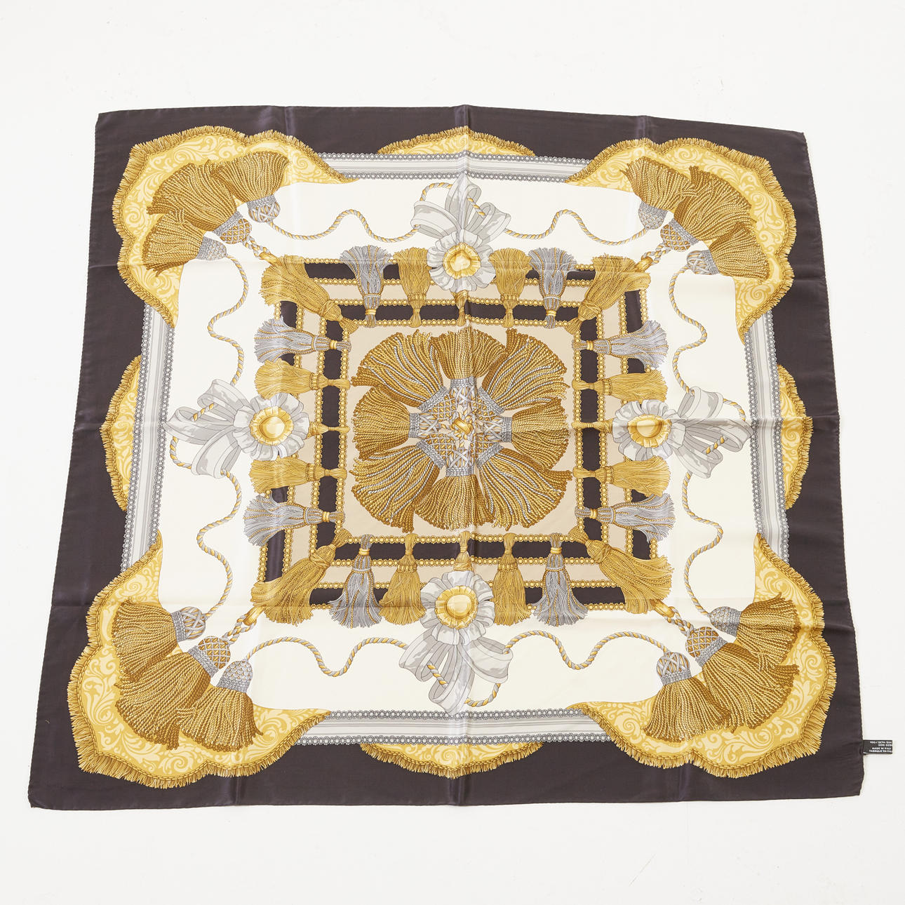 SCARFES, 2 st., siden, varav 1 Celine.