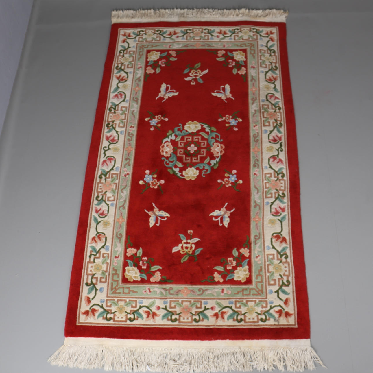 MATTA. Kina. Stiliserad dekor av fjärilar och växter. 1900-talets andra hälft.