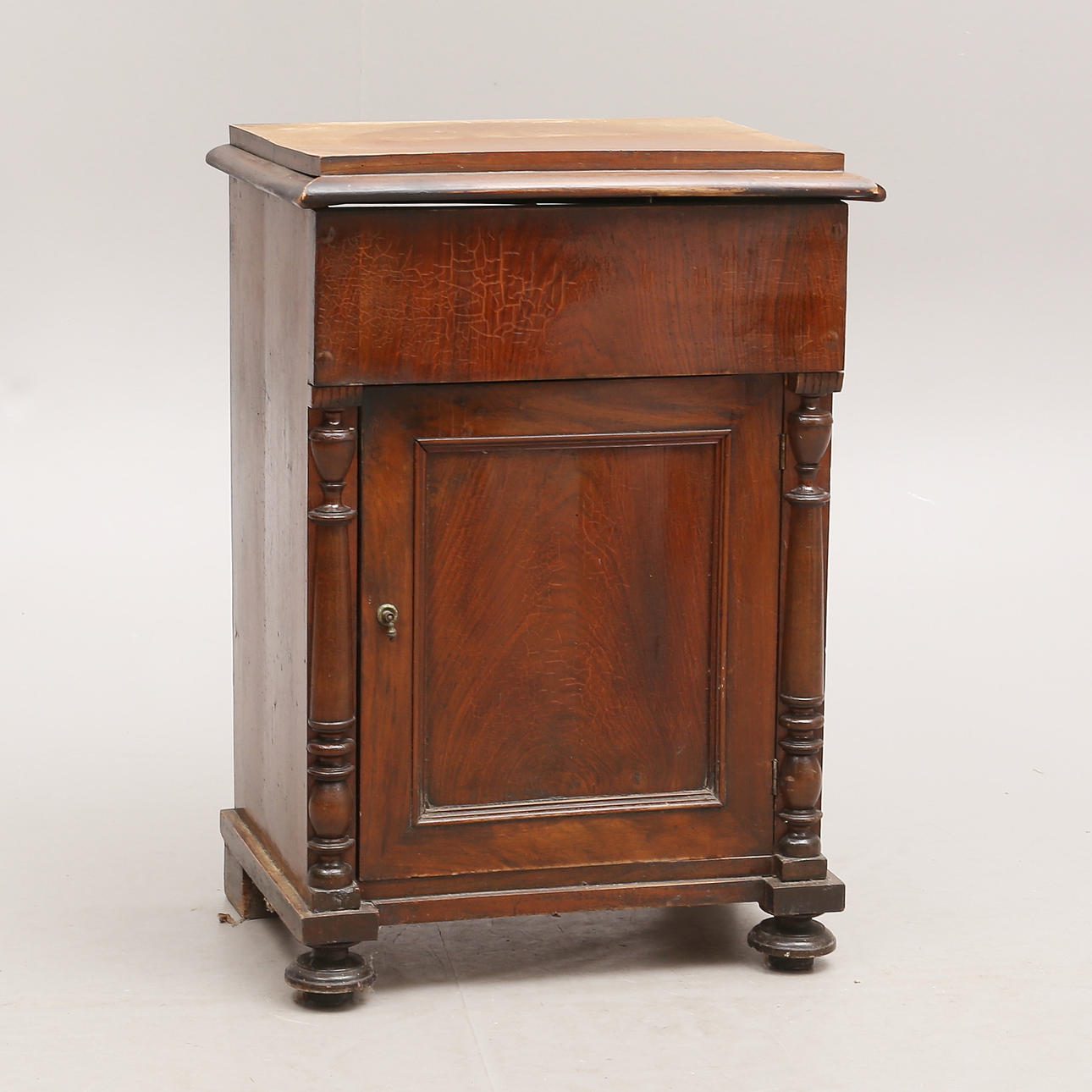 KOMMOD/POTTSKÅP, trä, tidigt 1900-tal.