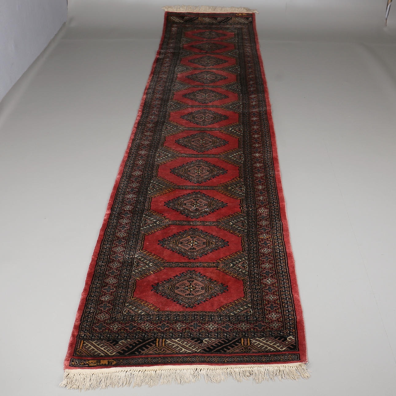 GALLERIMATTA. Orientalisk. Boccara. Pakistan. 1900-talets andra hälft.