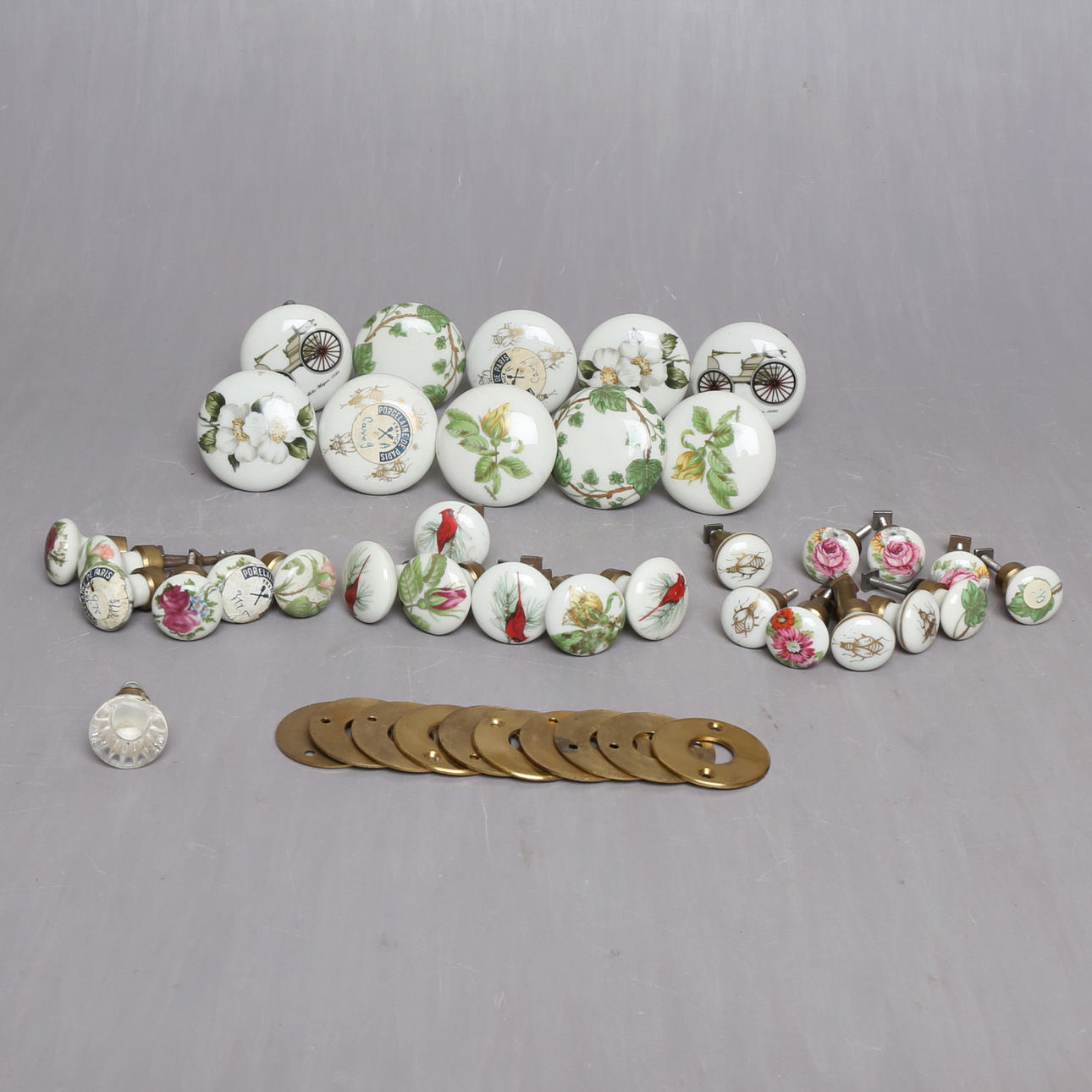 SKÅP-, OCH LÅD DÖRRKNOPPAR, porslin, 33 st.