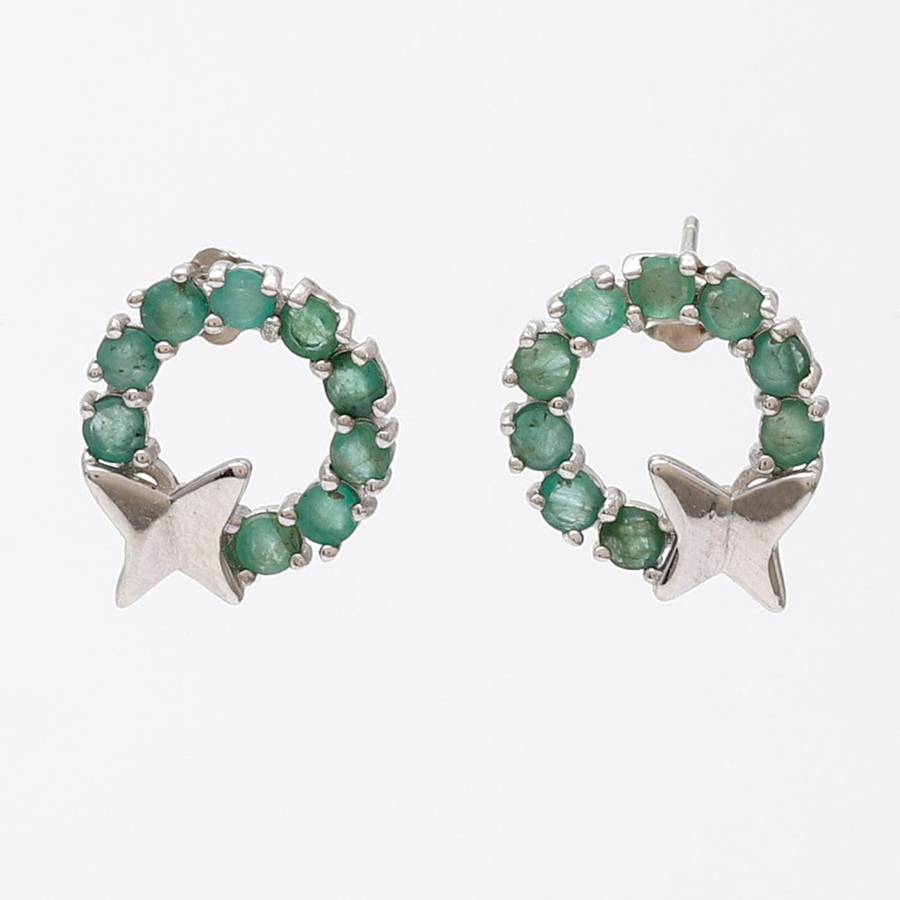 Örhängen med smaragdringar.