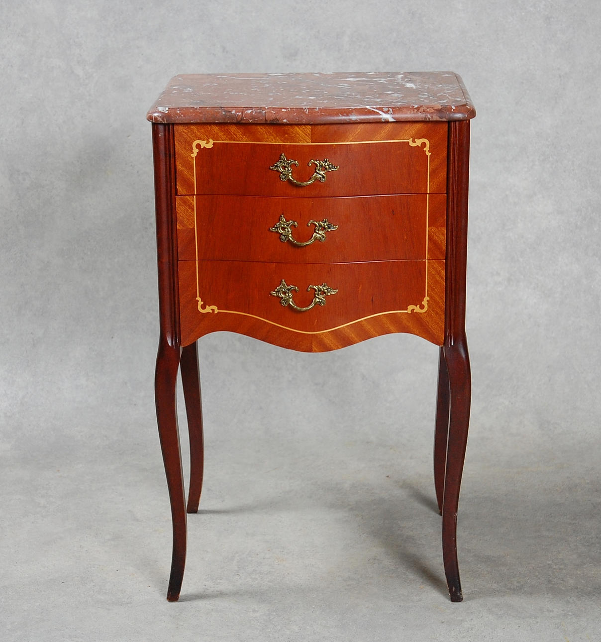 BYRÅ, röd marmorskiva.